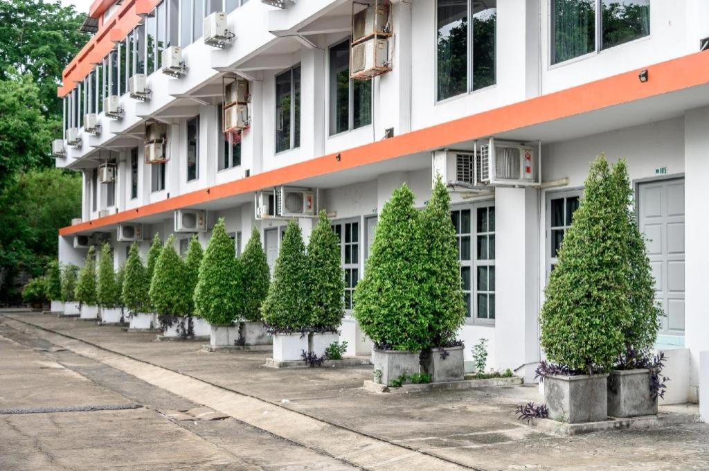Beverly Hill Park Hotel Nakhon Sawan Exteriör bild