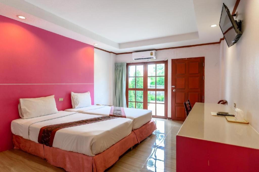 Beverly Hill Park Hotel Nakhon Sawan Exteriör bild