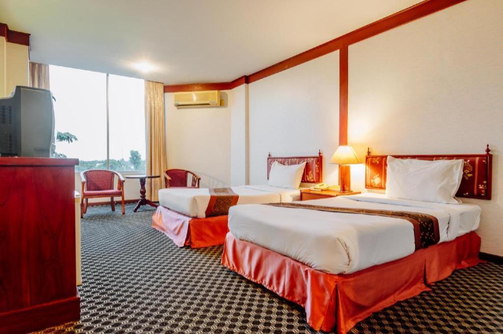 Beverly Hill Park Hotel Nakhon Sawan Exteriör bild