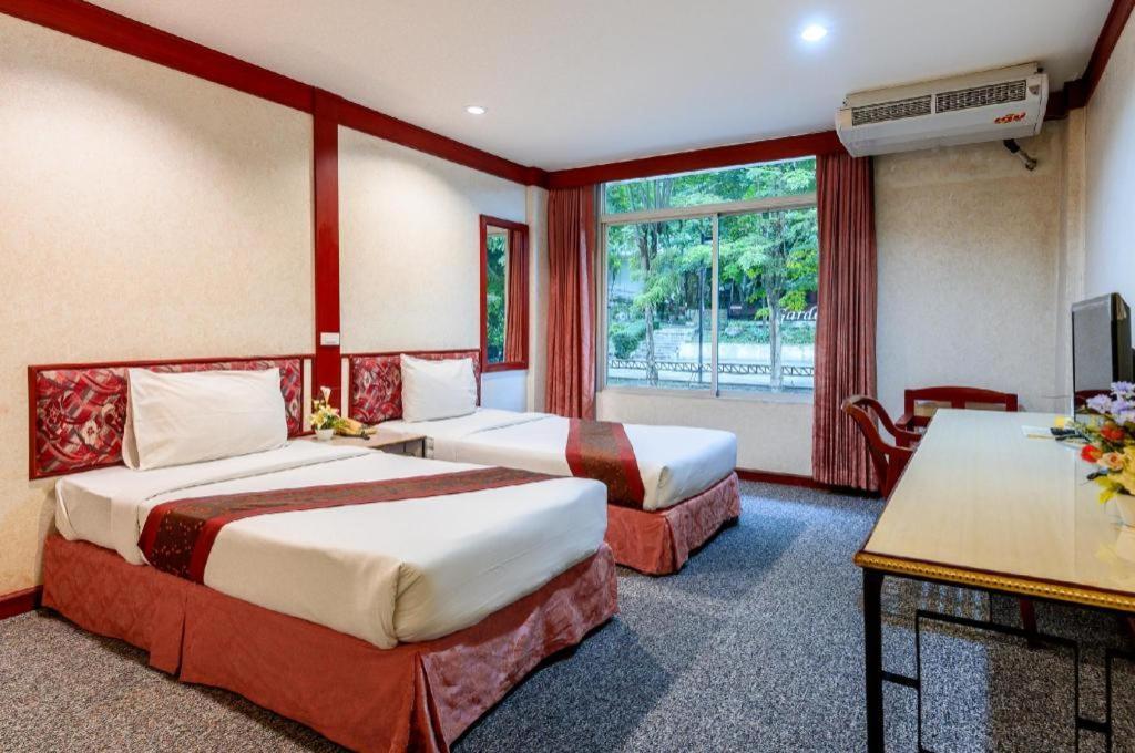 Beverly Hill Park Hotel Nakhon Sawan Exteriör bild