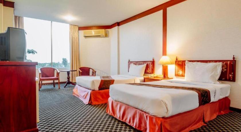 Beverly Hill Park Hotel Nakhon Sawan Exteriör bild