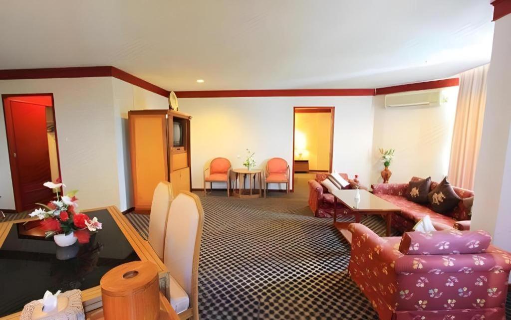 Beverly Hill Park Hotel Nakhon Sawan Exteriör bild