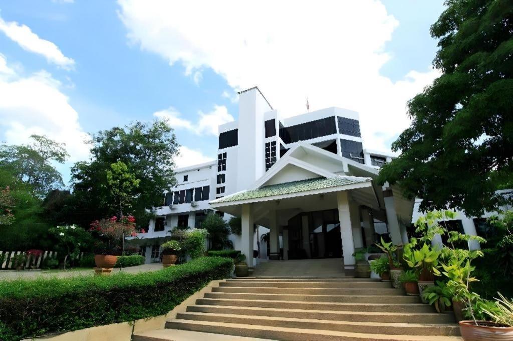 Beverly Hill Park Hotel Nakhon Sawan Exteriör bild
