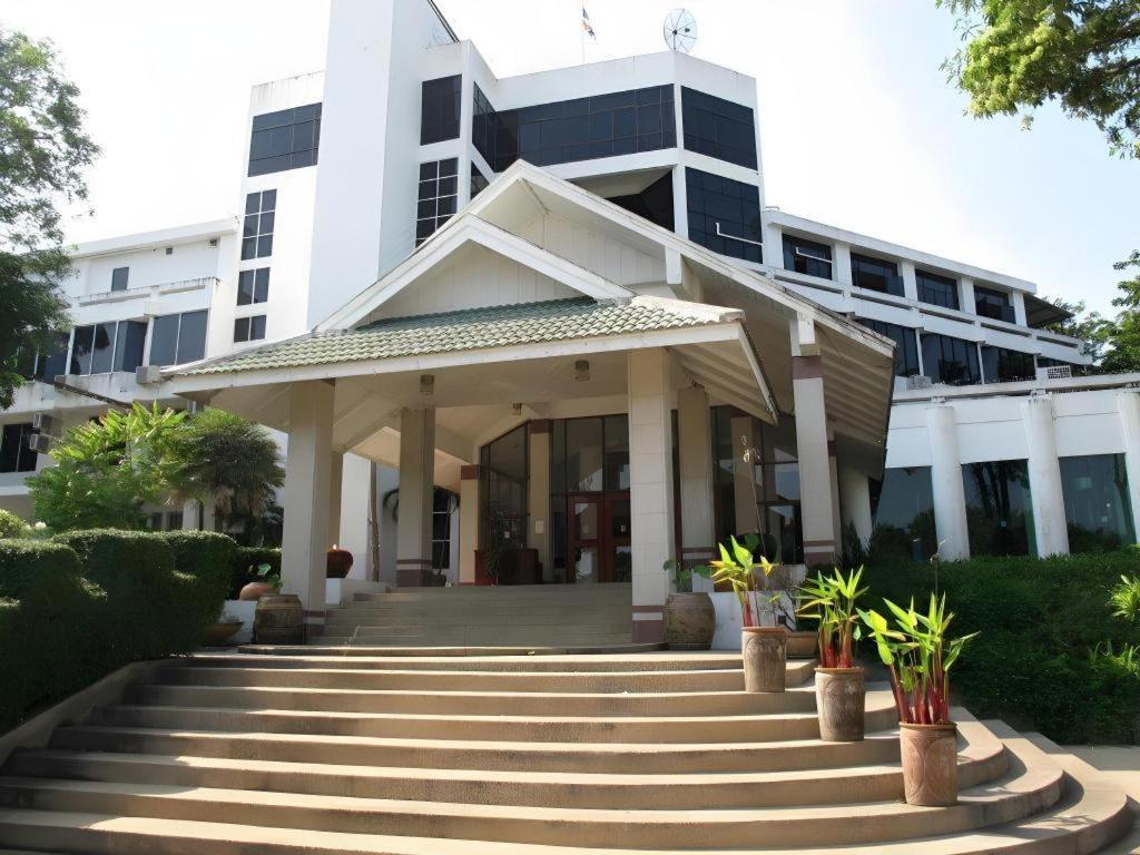 Beverly Hill Park Hotel Nakhon Sawan Exteriör bild